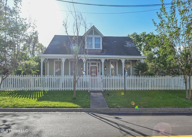 204 Arlington Ave, Natchez, MS 39120 - view of front of property featuring a porch and a fenced front yard