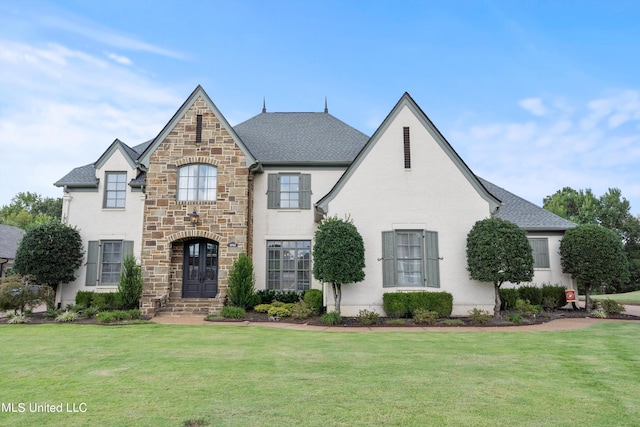 view of front facade with a front lawn