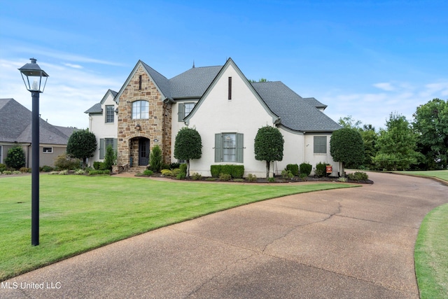 view of front of property with a front yard