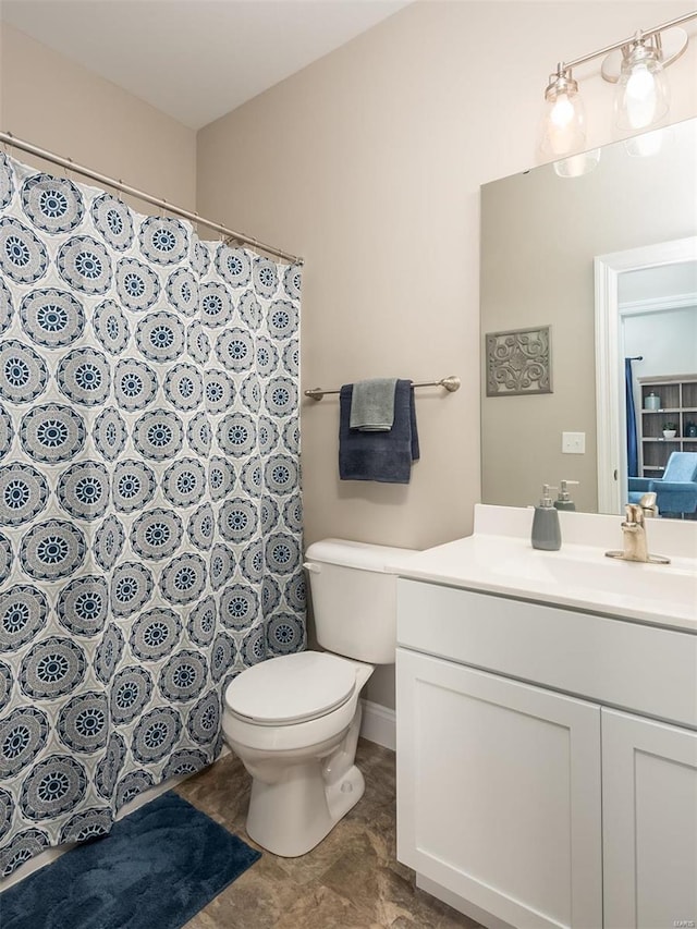 full bath with toilet, vanity, and a shower with curtain