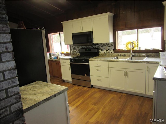 607 County Road 423, Poplar Bluff, MO 63901 - kitchen with stainless steel appliances, white cabinetry, light wood-style flooring, and light countertops