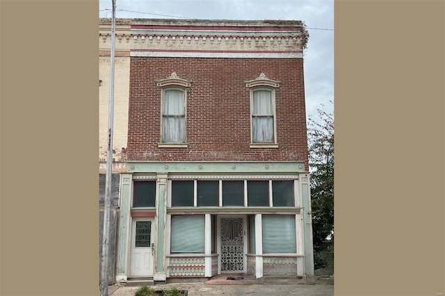 207 S Main St, Hannibal, MO 63401 - exterior view of brick siding