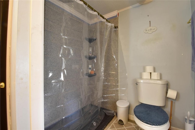 full bathroom featuring curtained shower, toilet, and ornamental molding