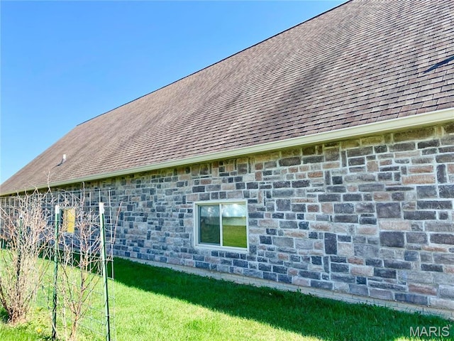 24613 Shady Oak Pl, Perry, MO 63462 - view of side of home featuring a shingled roof and a yard