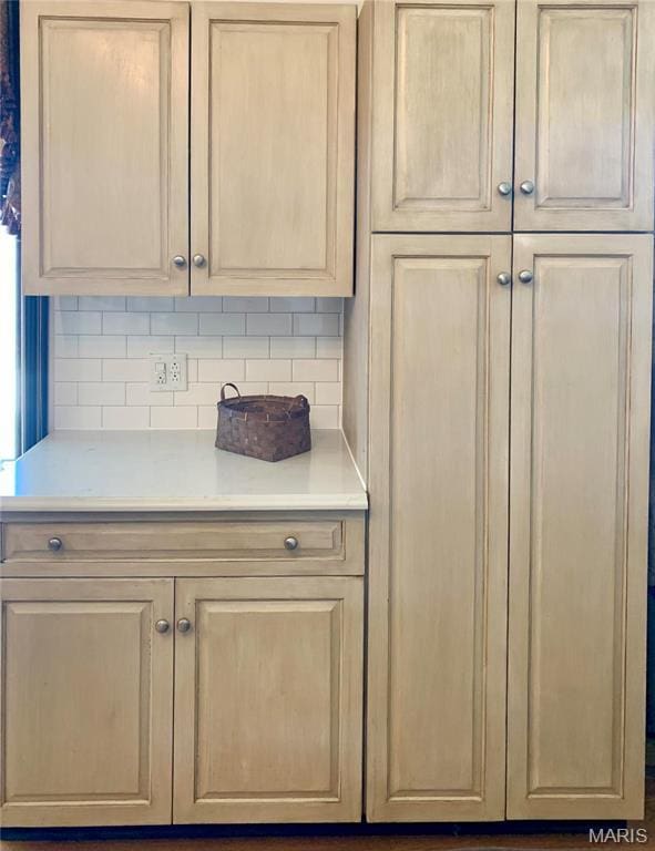 24613 Shady Oak Pl, Perry, MO 63462 - bar area with backsplash