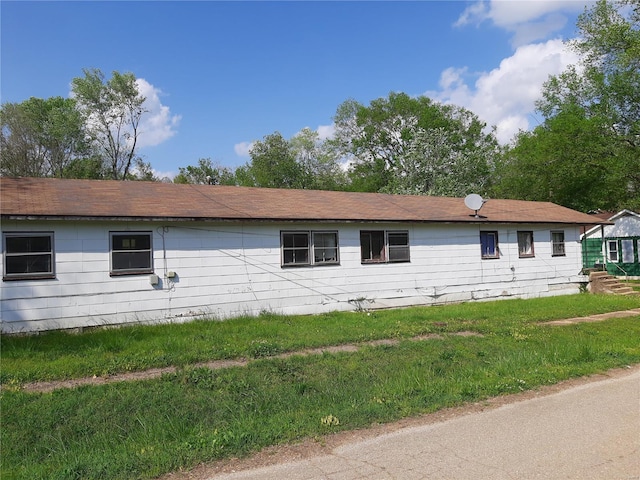424 Poplar St, Piedmont, MO 63957 - view of side of property featuring a yard