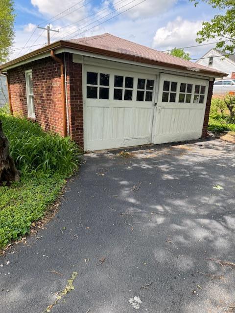 8245 Glen Echo Dr, Saint Louis, MO 63121 - view of detached garage