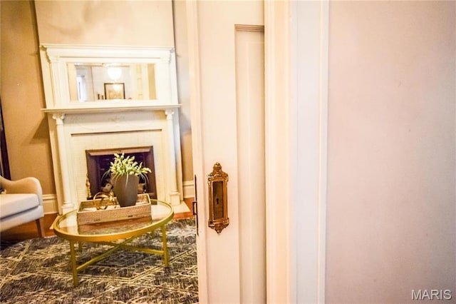 5076 Westminster Pl, Saint Louis, MO 63108 - living area featuring a fireplace