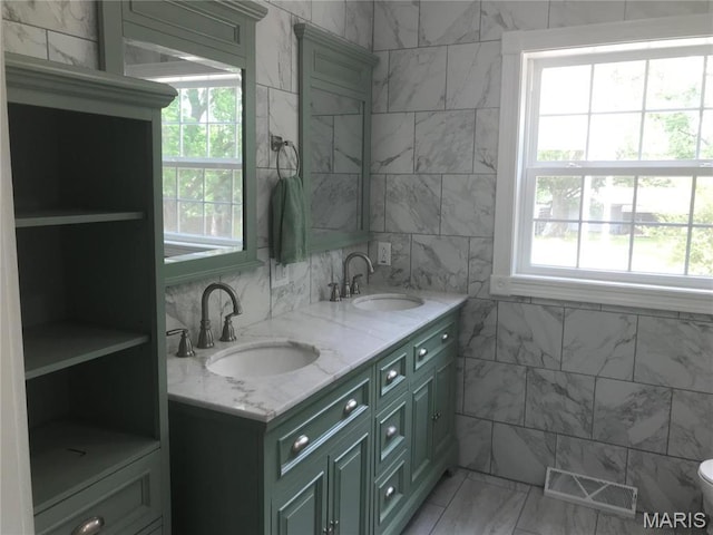 1202 S Gertrude St, Salem, MO 65560 - full bath featuring double vanity and toilet