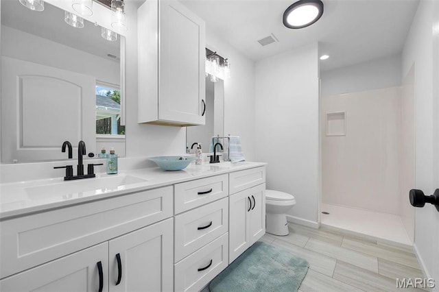 1523 Hickory Lndg, De Soto, MO 63020 - full bath featuring toilet, a walk in shower, double vanity, and baseboards