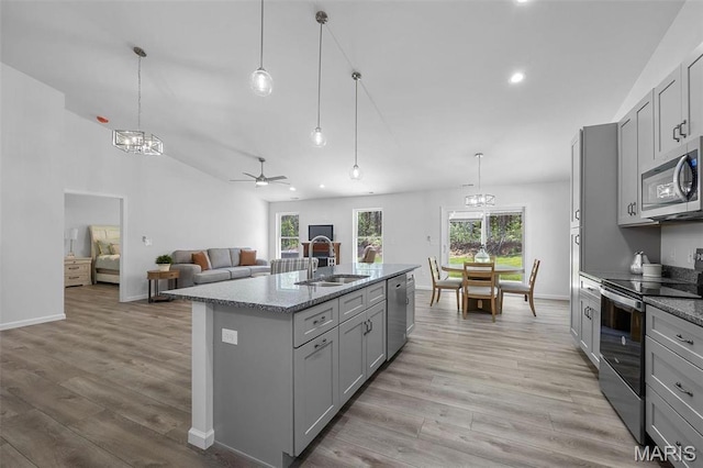 1523 Hickory Lndg, De Soto, MO 63020 - kitchen featuring stainless steel appliances, gray cabinets, a sink, light wood-style floors, and lofted ceiling
