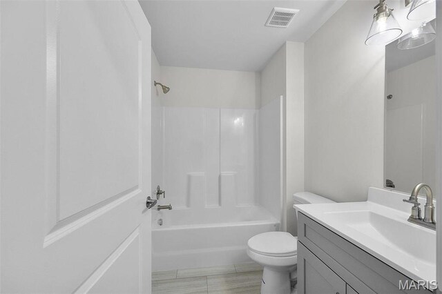 1523 Hickory Lndg, De Soto, MO 63020 - bathroom with vanity, toilet, and shower / bathtub combination