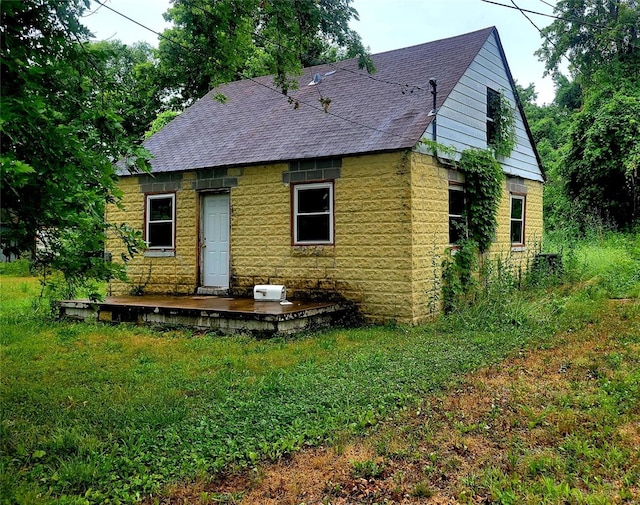 118 Kinder St, Cahokia, IL 62206 - rear view of property featuring a shingled roof and a lawn