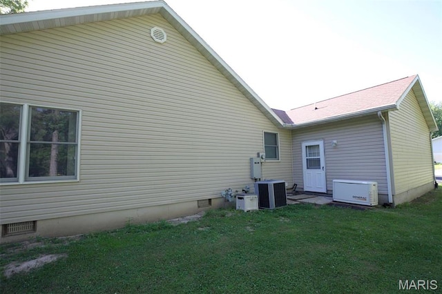 1710 Doe Run Dr, Vandalia, IL 62471 - back of house featuring crawl space and a lawn