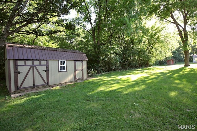 1710 Doe Run Dr, Vandalia, IL 62471 - view of grassy yard featuring a shed
