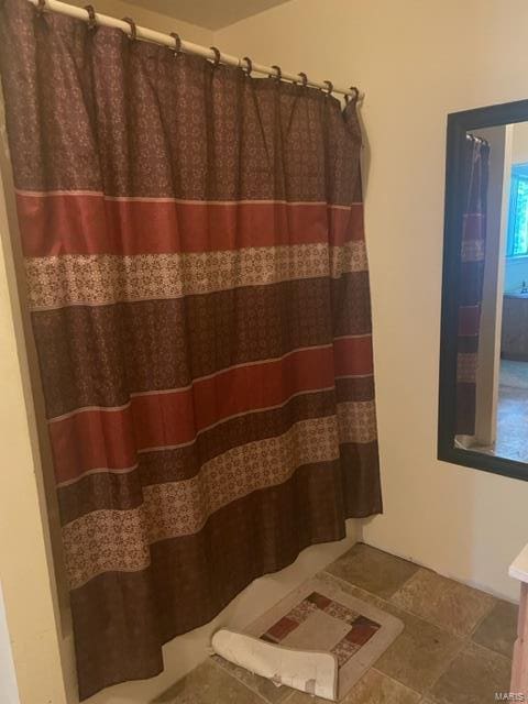 bathroom featuring a shower with shower curtain