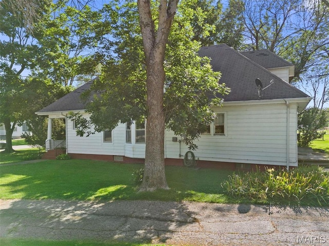 302 E Walsh St, Montgomery City, MO 63361 - view of side of property featuring a lawn