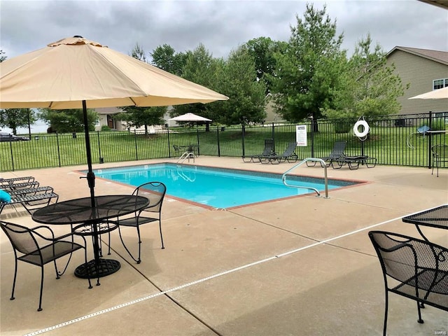 351 Cherry Creek Ln, Farmington, MO 63640 - community pool with a patio area
