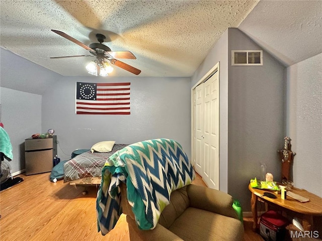 6624 State Route C, Saint Genevieve, MO 63670 - sitting room with a textured ceiling, wood finished floors, lofted ceiling, a textured wall, and ceiling fan