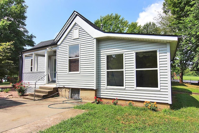 view of front of home featuring a front yard