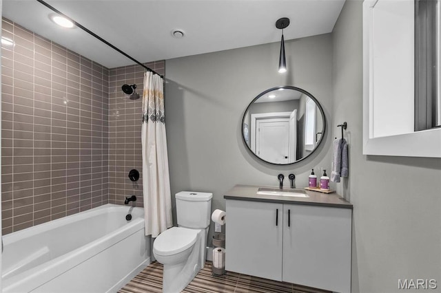 173 Tate Rdg, Cape Girardeau, MO 63701 - bathroom featuring shower / tub combo with curtain and vanity