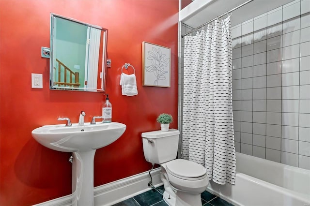full bathroom featuring toilet, tile patterned floors, shower / tub combo with curtain, and baseboards