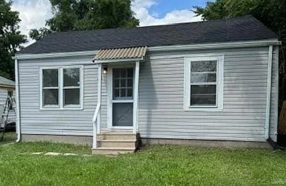 view of front of house with entry steps and a front lawn