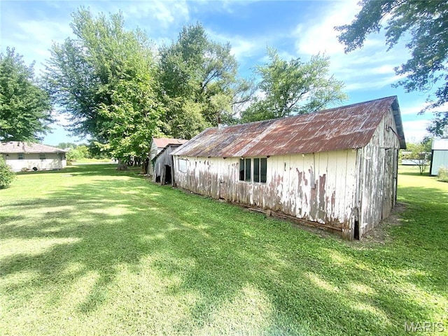 610 N Caldwell St, Middletown, MO 63359 - view of green lawn with an outdoor structure