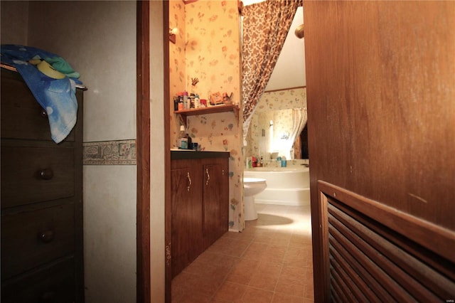 12433 State Route 101, Caulfield, MO 65626 - bathroom featuring wallpapered walls, a garden tub, and toilet