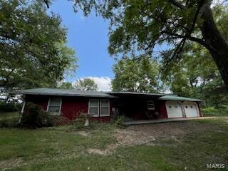 1742 Date Dr, Summersville, MO 65571 - single story home with a front lawn and a carport