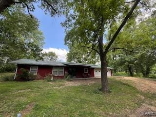 1742 Date Dr, Summersville, MO 65571 - ranch-style house featuring a front yard and a garage