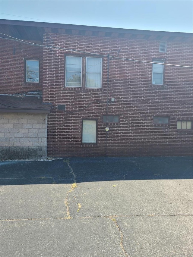14 N 6th St, Wood River, IL 62095 - view of side of home