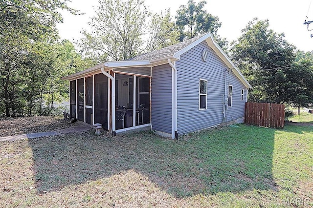 1439 N Spanish St, Cape Girardeau, MO 63701 - view of side of property with a sunroom