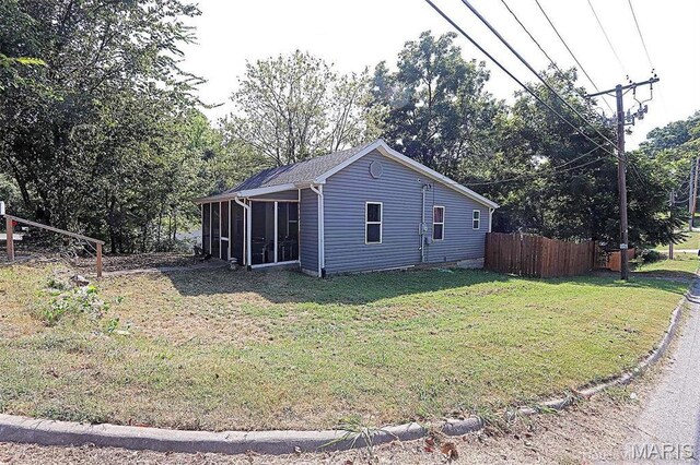 1439 N Spanish St, Cape Girardeau, MO 63701 - view of side of home with a sunroom