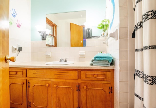 full bath with vanity, tile walls, a shower with curtain, and decorative backsplash
