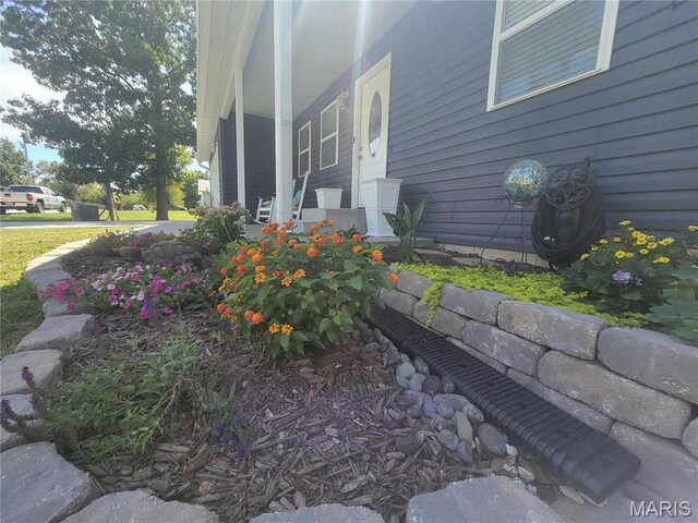 301 S Sloan St, Lebanon, MO 65536 - view of property exterior with a porch
