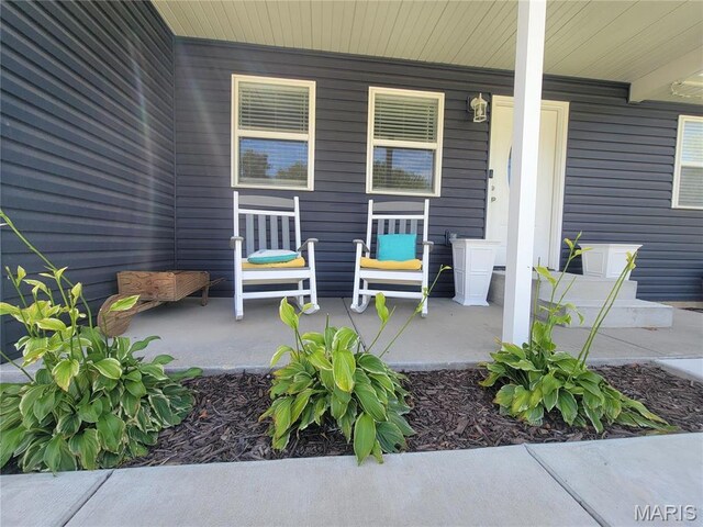 301 S Sloan St, Lebanon, MO 65536 - property entrance featuring covered porch
