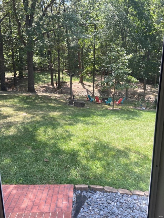 view of green lawn