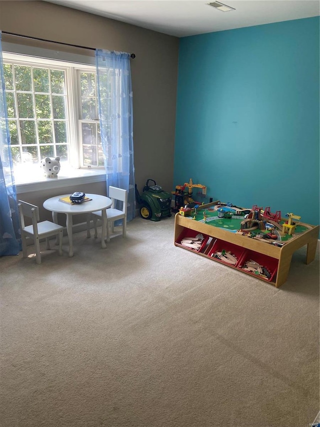 recreation room featuring carpet