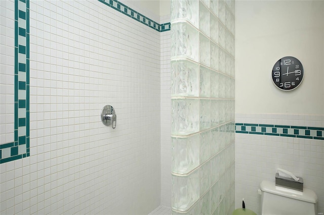 1010 Saint Charles St Unit 802, Saint Louis, MO 63101 - full bathroom featuring toilet, tile walls, and tiled shower