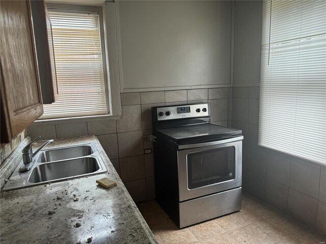 7210 Normandy Pl, Saint Louis, MO 63121 - clothes washing area featuring a sink and tile walls