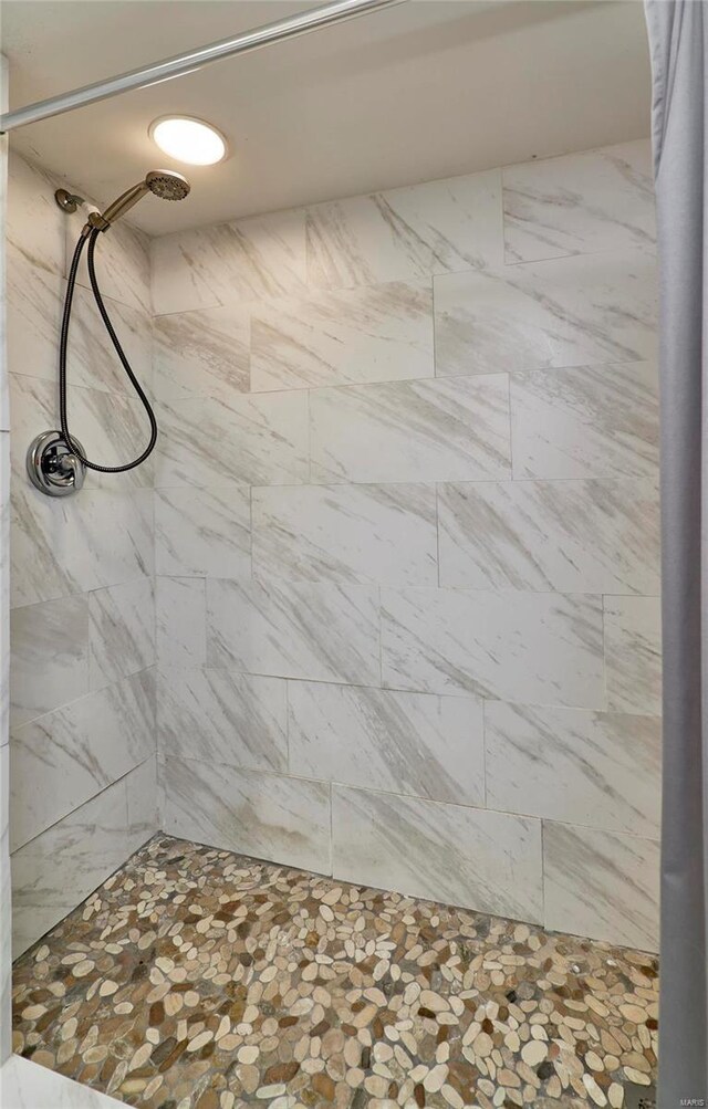 120 Kelcross, Wentzville, MO 63385 - bathroom featuring tiled shower