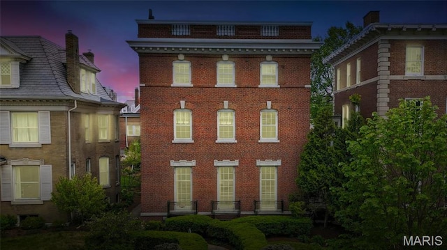 view of front facade featuring brick siding
