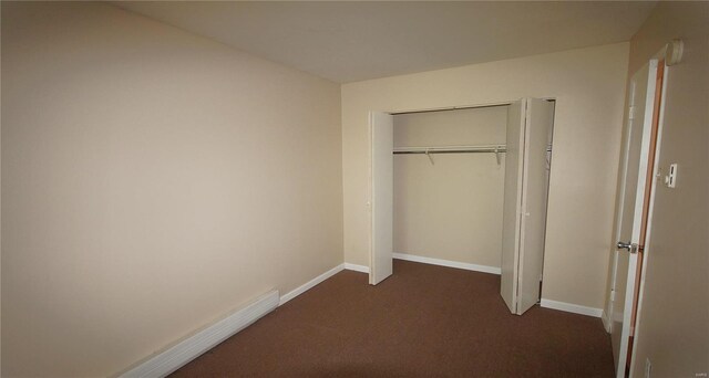 unfurnished bedroom featuring carpet flooring, baseboards, and a closet