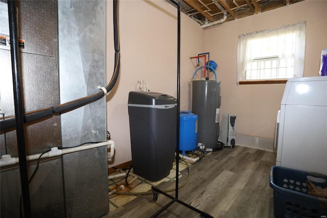 utility room with water heater, heating unit, and washer / clothes dryer