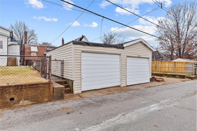 4634 Tyrolean Ave, Saint Louis, MO 63116 - detached garage with fence