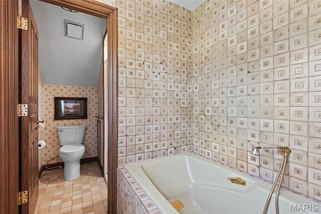 3112 Parkview Dr, Granite City, IL 62040 - full bathroom featuring tiled bath and wallpapered walls