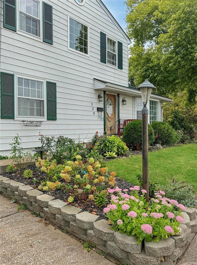 520 N Main St, Louisiana, MO 63353 - view of front facade with a front lawn