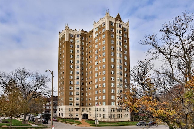 view of apartment building / complex