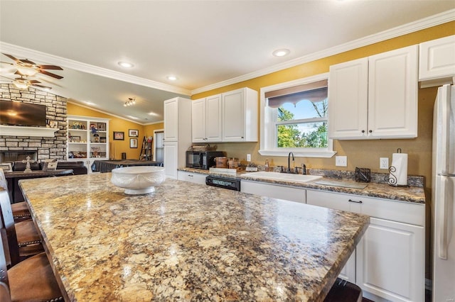 8041 Greystone Ln, Bonne Terre, MO 63628 - kitchen featuring a sink, a center island, a breakfast bar, vaulted ceiling, and white cabinets